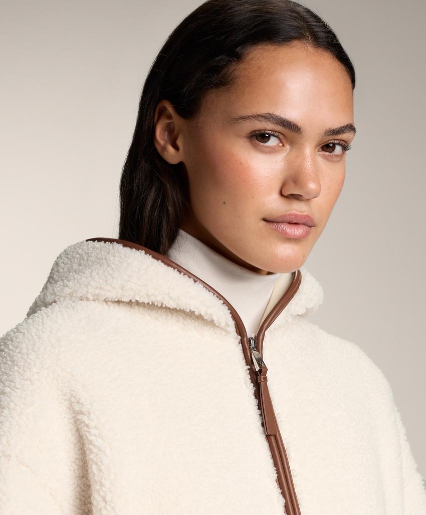 Куртка из искусственной овчины с капюшоном