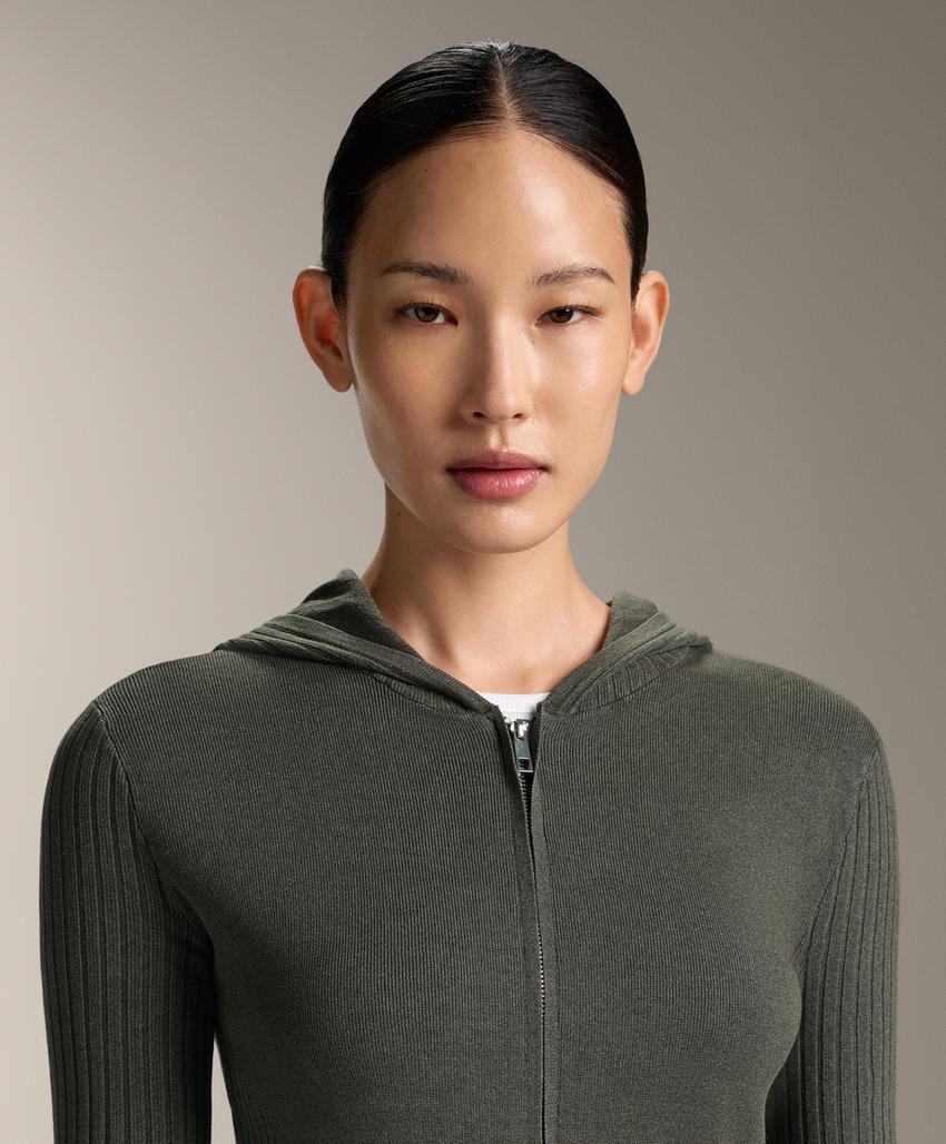 Приталенная вязаная куртка с капюшоном