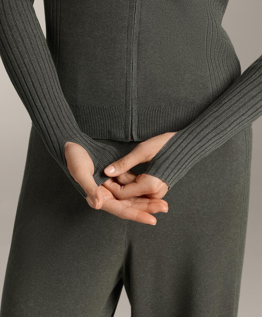 Приталенная вязаная куртка с капюшоном