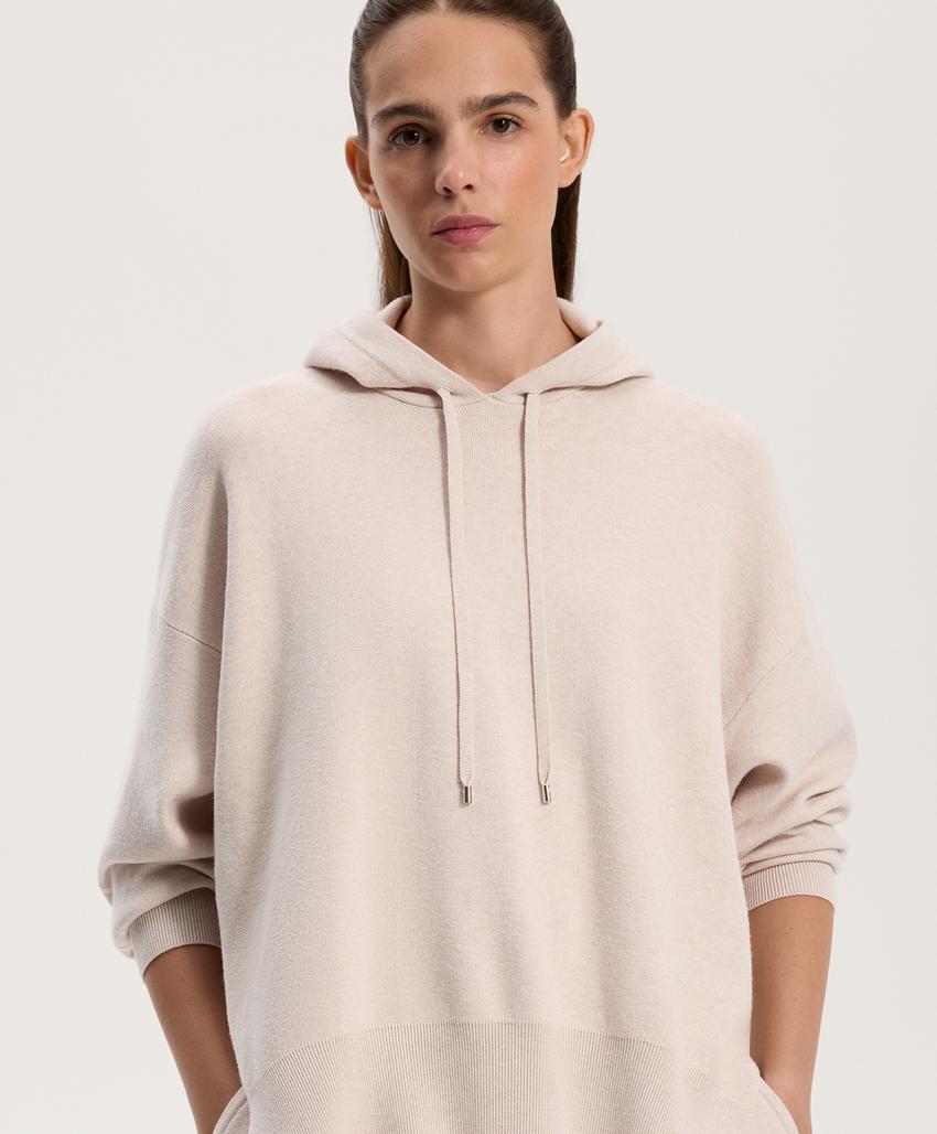 Длинный вязаный свитер с капюшоном