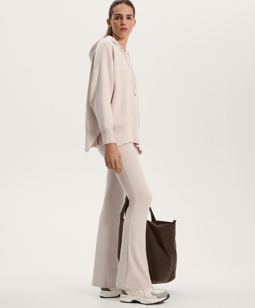 Длинный вязаный свитер с капюшоном