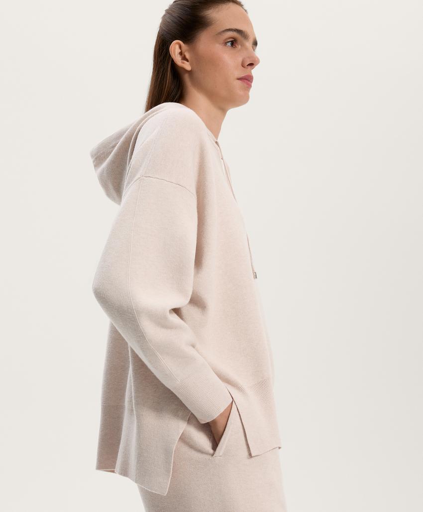 Длинный вязаный свитер с капюшоном