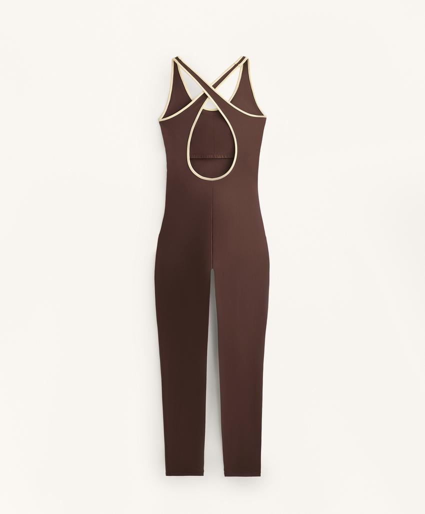 Комбинезон с длинными штанами и отделкой пипинг