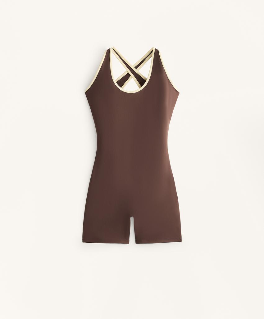 Комбинезон с короткими шортами и отделкой пипинг