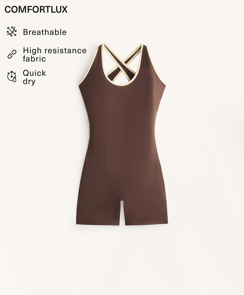 Комбинезон с короткими шортами и отделкой пипинг