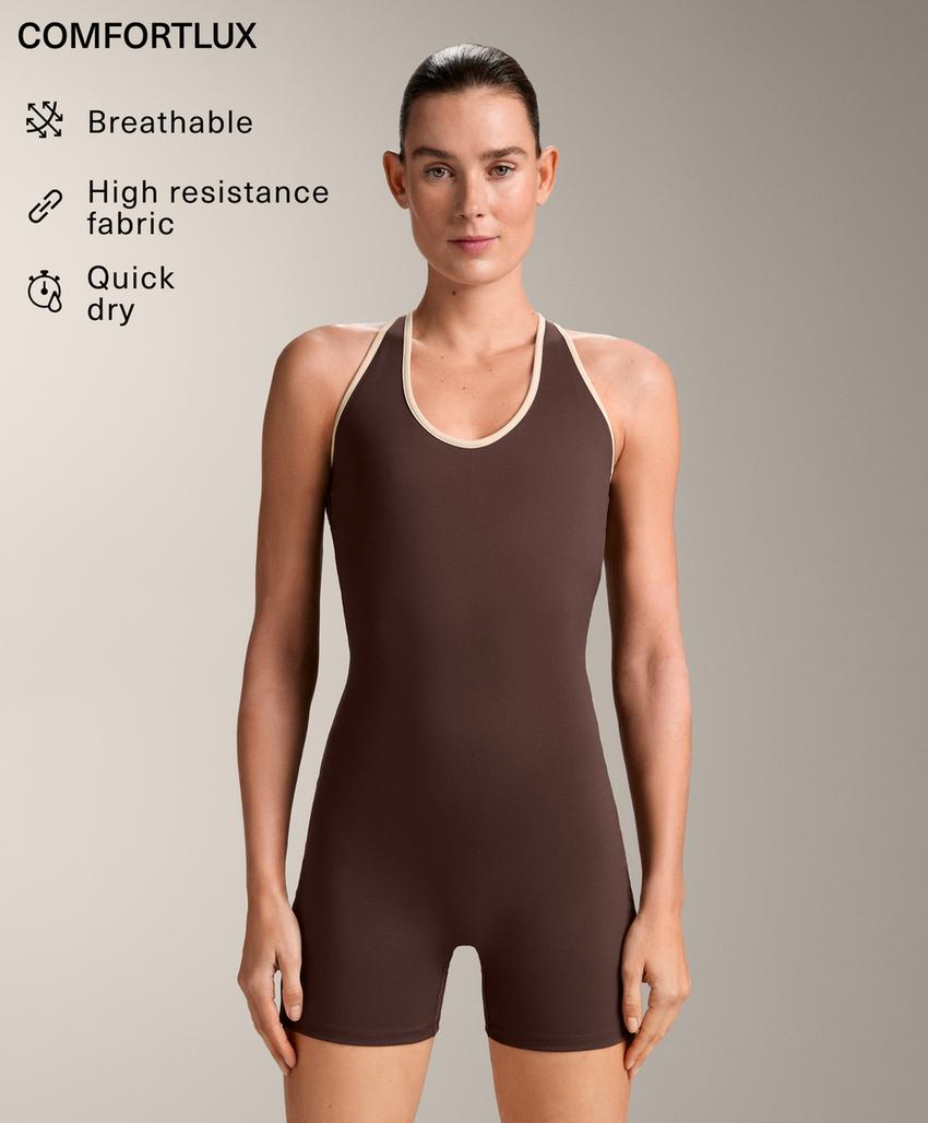 Комбинезон с короткими шортами и отделкой пипинг