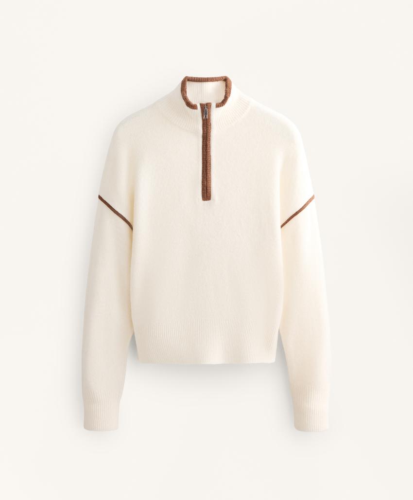 Свитер с высоким воротником и контрастными деталями