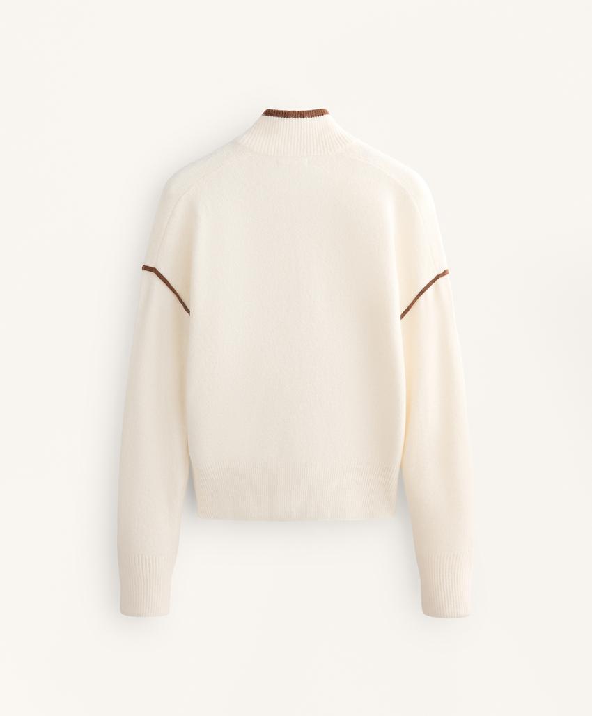 Свитер с высоким воротником и контрастными деталями