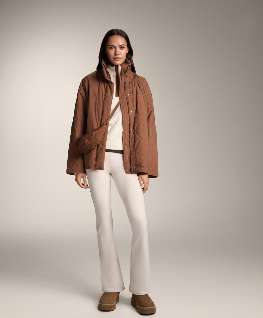 Свитер с высоким воротником и контрастными деталями