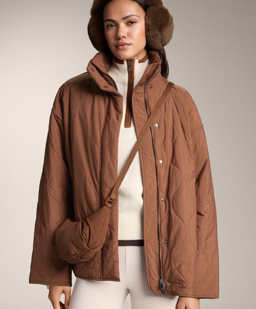 Свитер с высоким воротником и контрастными деталями