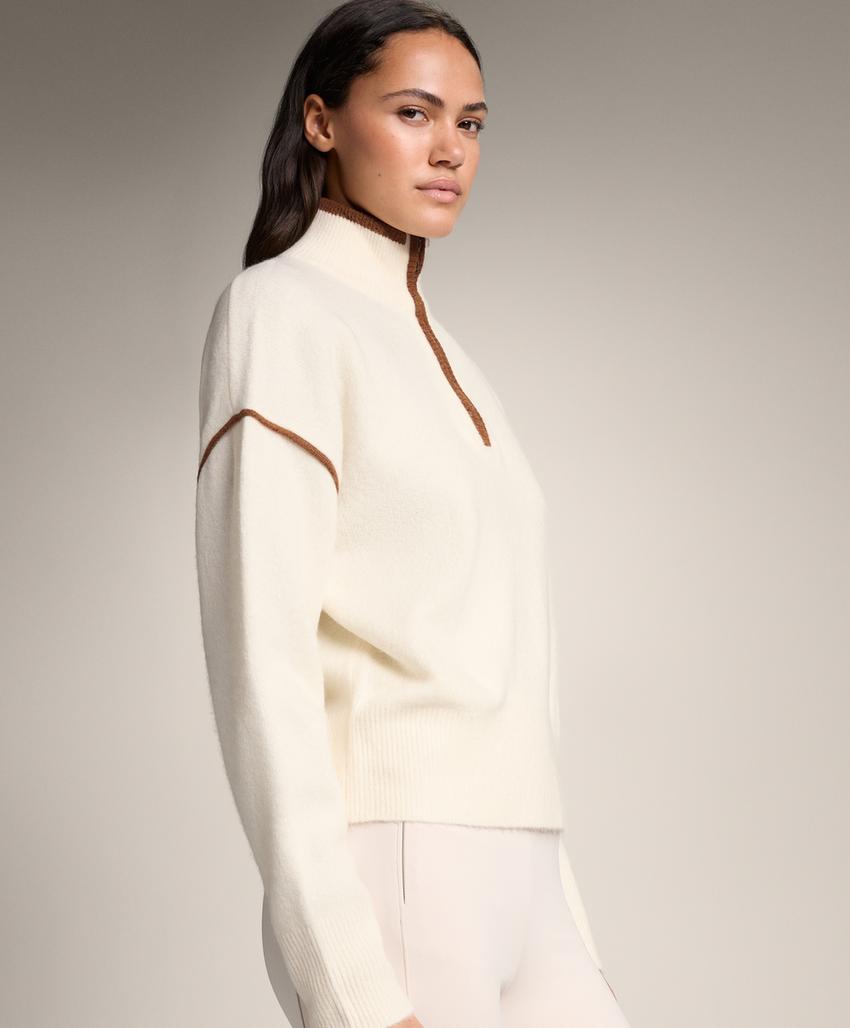 Свитер с высоким воротником и контрастными деталями