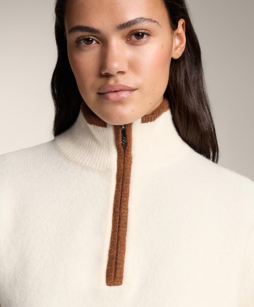 Свитер с высоким воротником и контрастными деталями