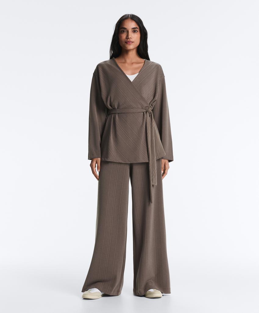 Прямые брюки с асимметричной полоской из модала