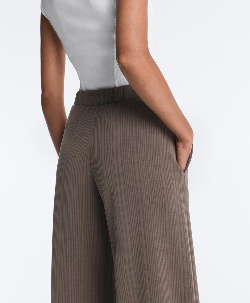 Прямые брюки с асимметричной полоской из модала