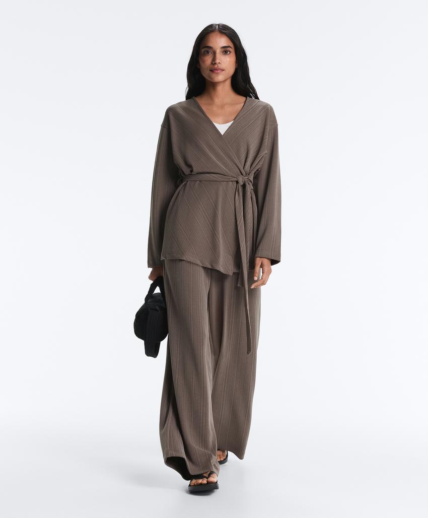 Прямые брюки с асимметричной полоской из модала