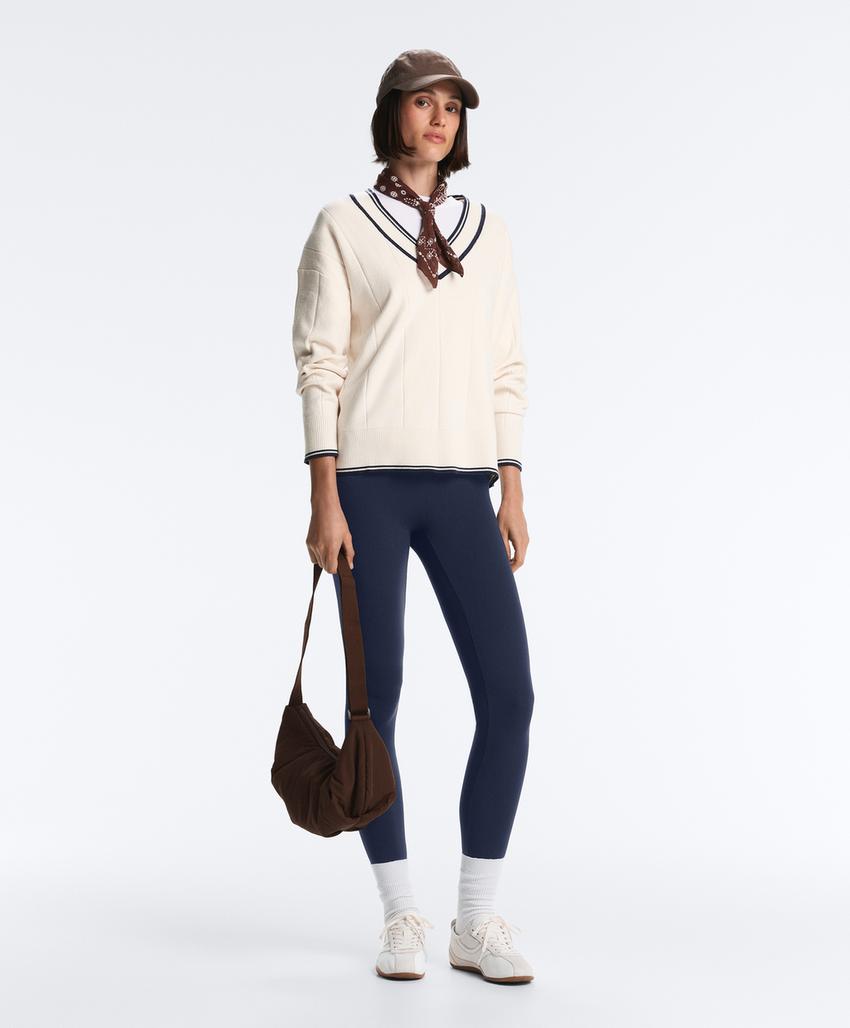 Вязаный свитер с V-образным вырезом и контрастом