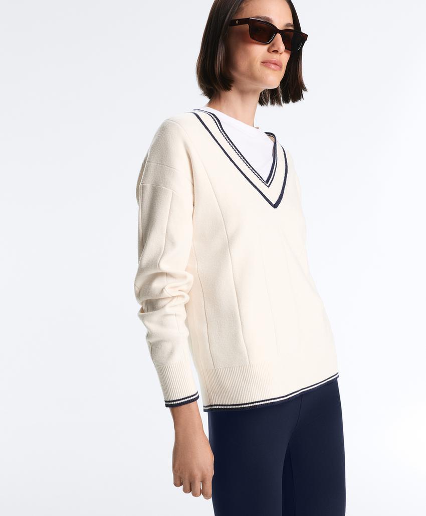 Вязаный свитер с V-образным вырезом и контрастом