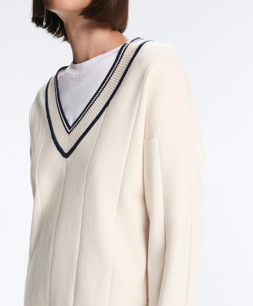 Вязаный свитер с V-образным вырезом и контрастом