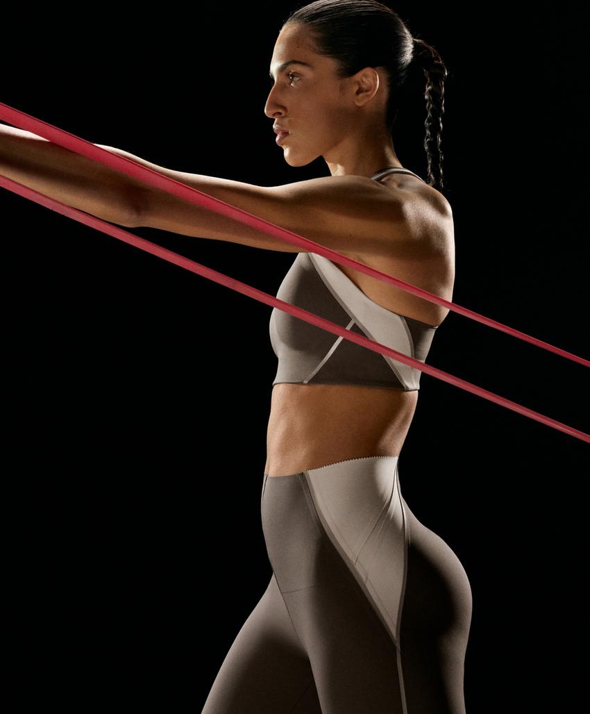 Спортивный топ с жесткой поддержкой и отражающими элементами