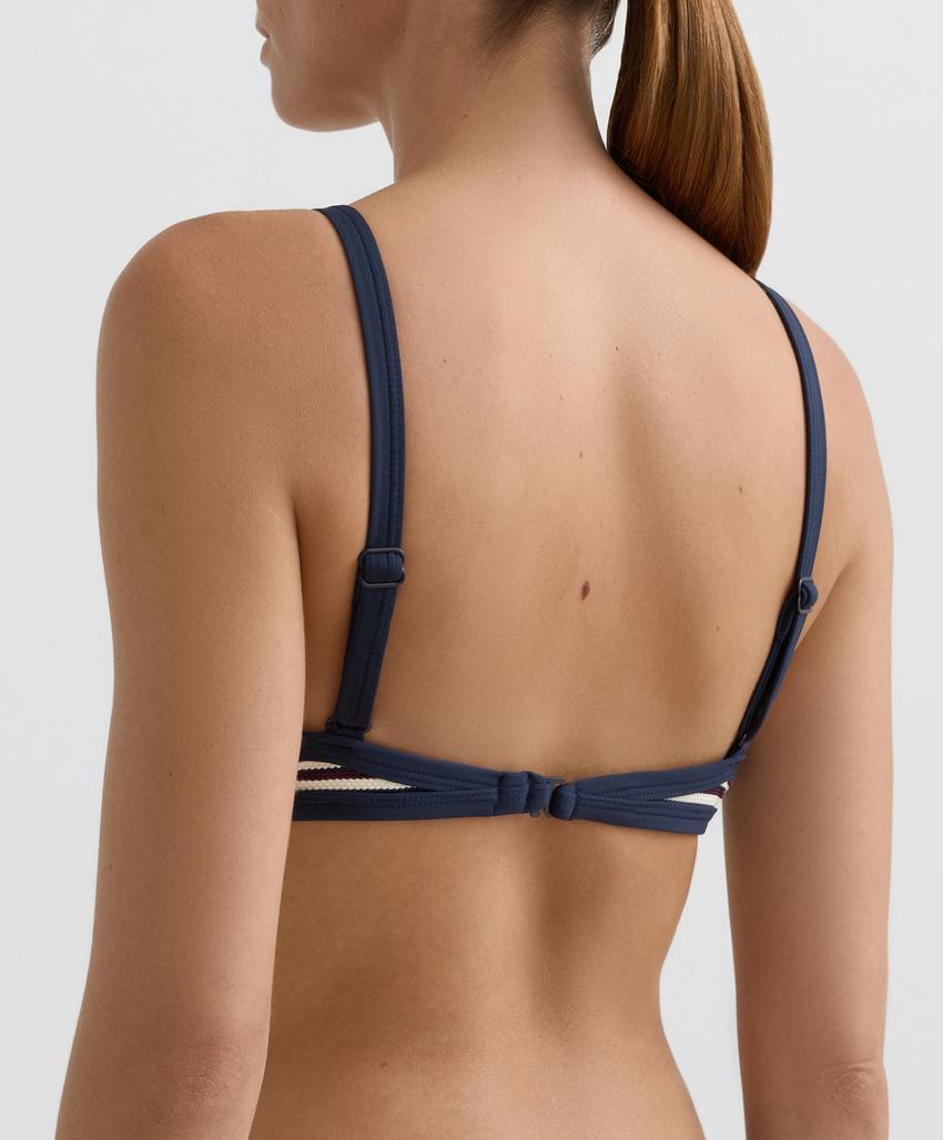 Топ бикини с треугольными чашками в рельефную полоску с окантовкой