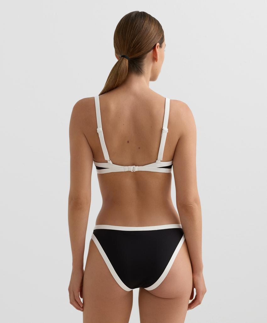 Топ бикини с треугольными чашками и контрастной окантовкой