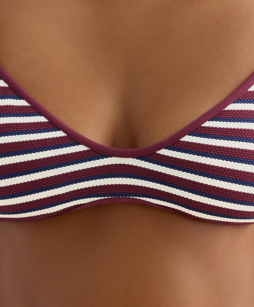 Топ бикини с треугольными чашками из рельефной ткани в полоску