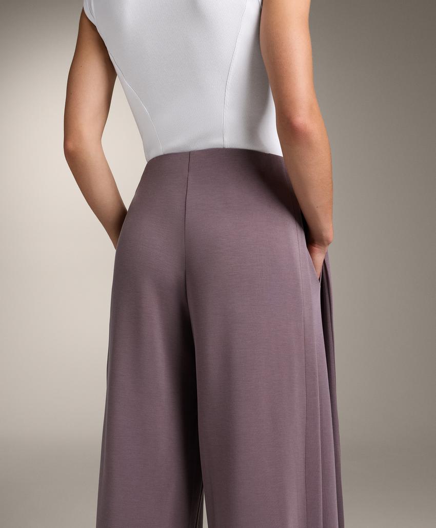 Широкие брюки с мягким прикосновением с боковым складкой и модалом