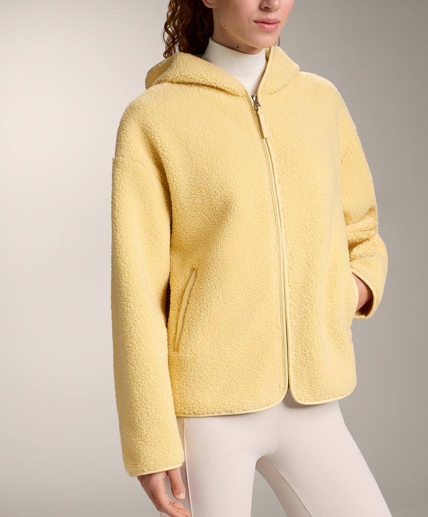 Полушубок с капюшоном из искусственного меха