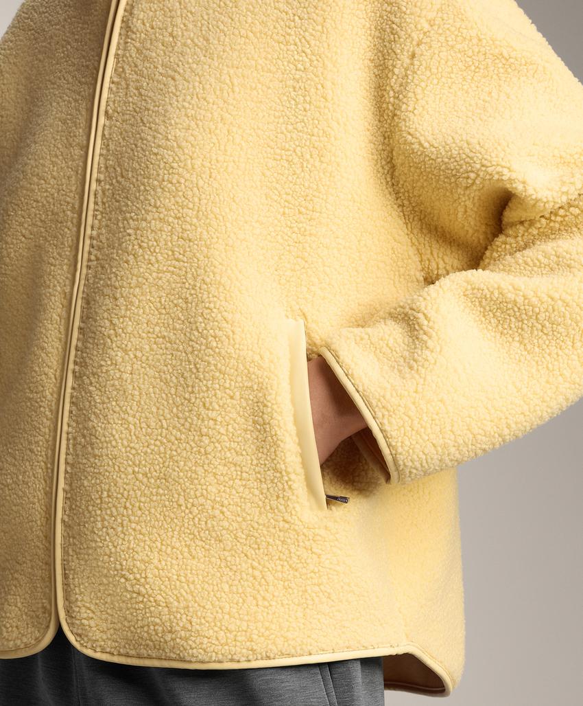 Полушубок с капюшоном из искусственного меха