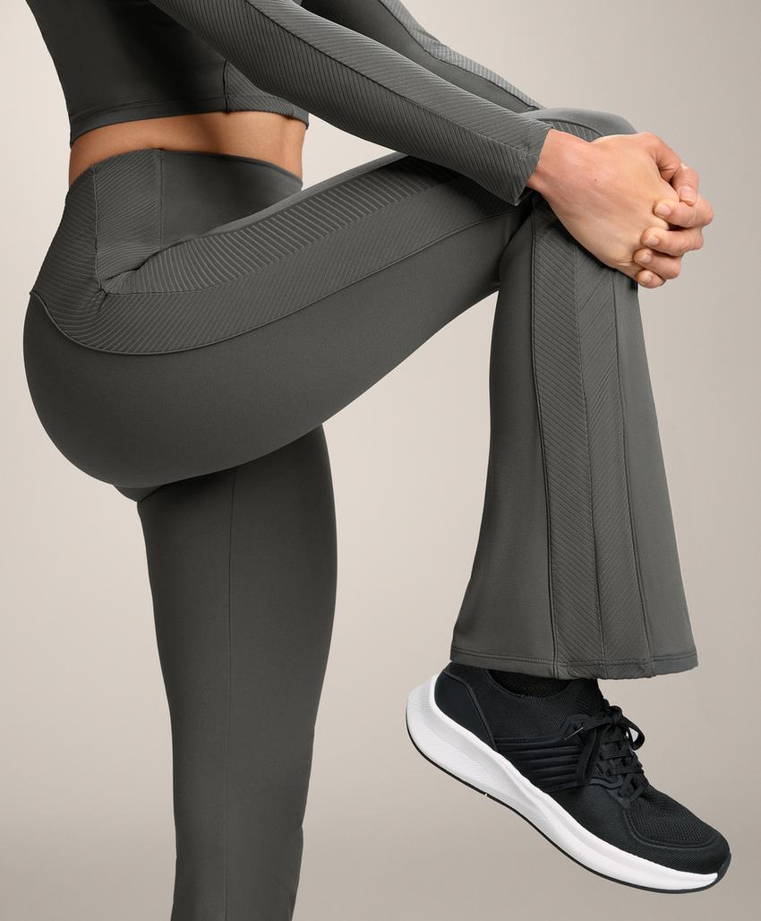 Брюки комфортного кроя с высокой посадкой и боковыми ребрами