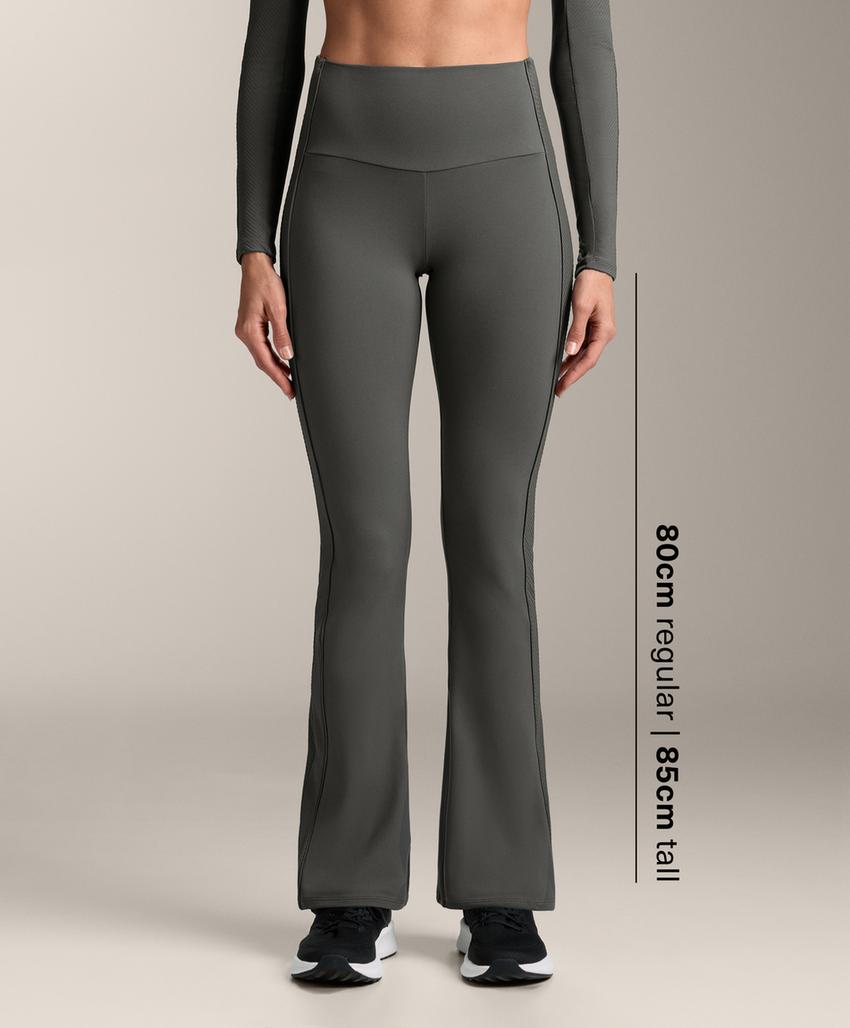 Брюки комфортного кроя с высокой посадкой и боковыми ребрами