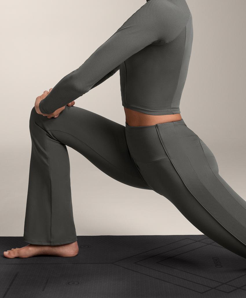 Брюки комфортного кроя с высокой посадкой и боковыми ребрами