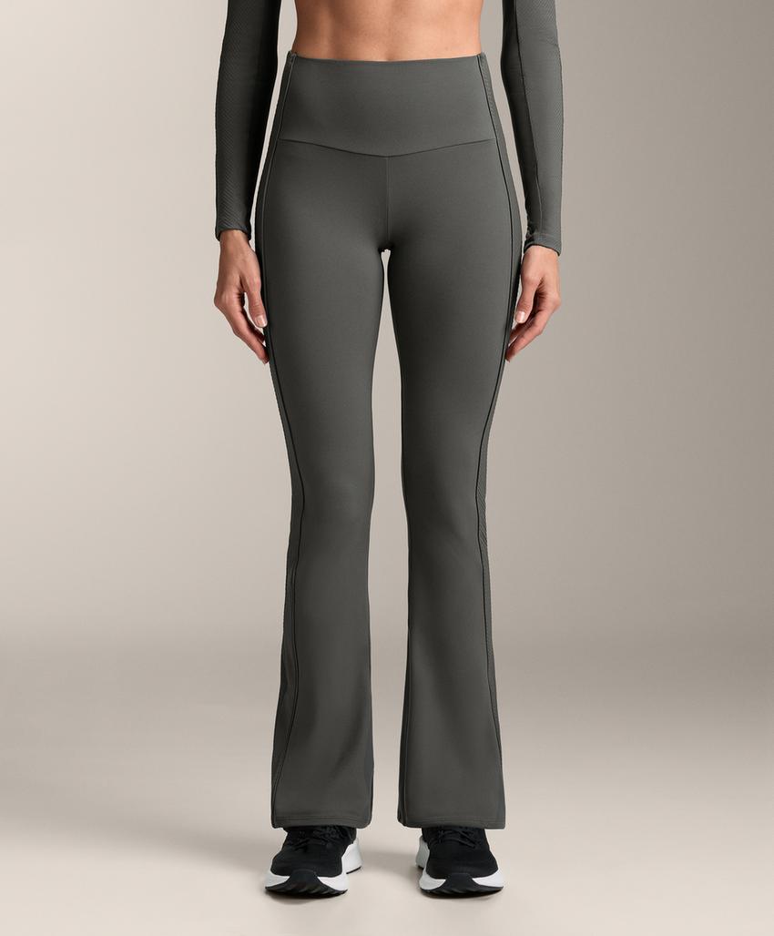 Брюки комфортного кроя с высокой посадкой и боковыми ребрами