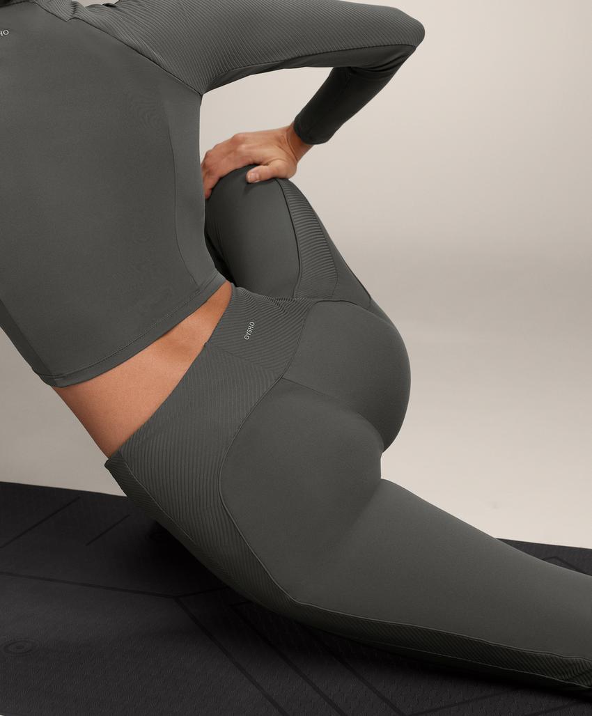 Брюки комфортного кроя с высокой посадкой и боковыми ребрами