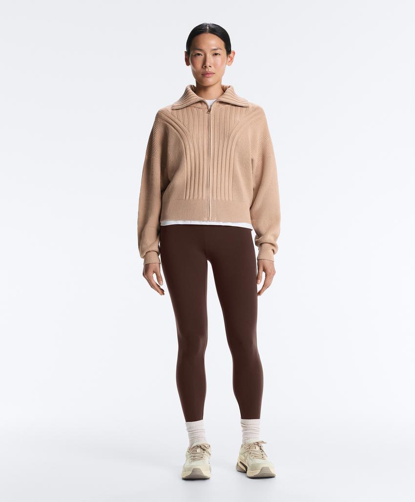 Вязаная куртка в рубчик