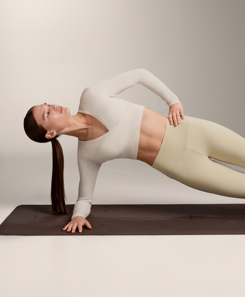 Топ с длинным рукавом и перекрестным лифом из рибованного модального микса