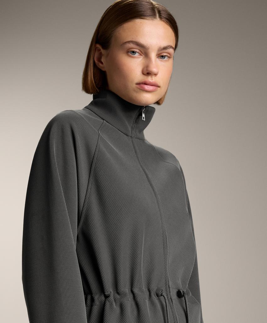 Длинная куртка в рубчик с регулируемым поясом из модала