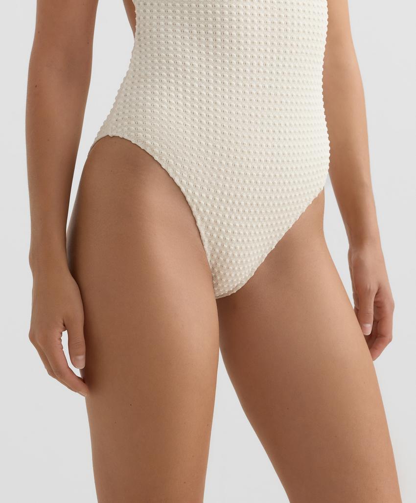 Купальник с крючком и объемным текстурным узором на шее