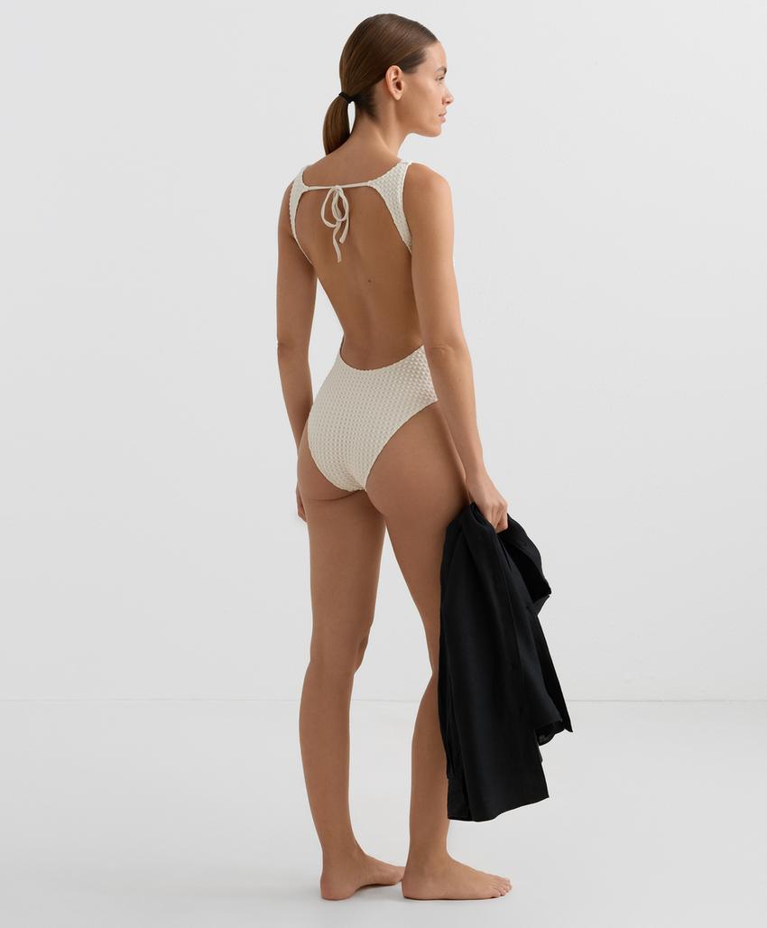 Купальник с крючком и объемным текстурным узором на шее