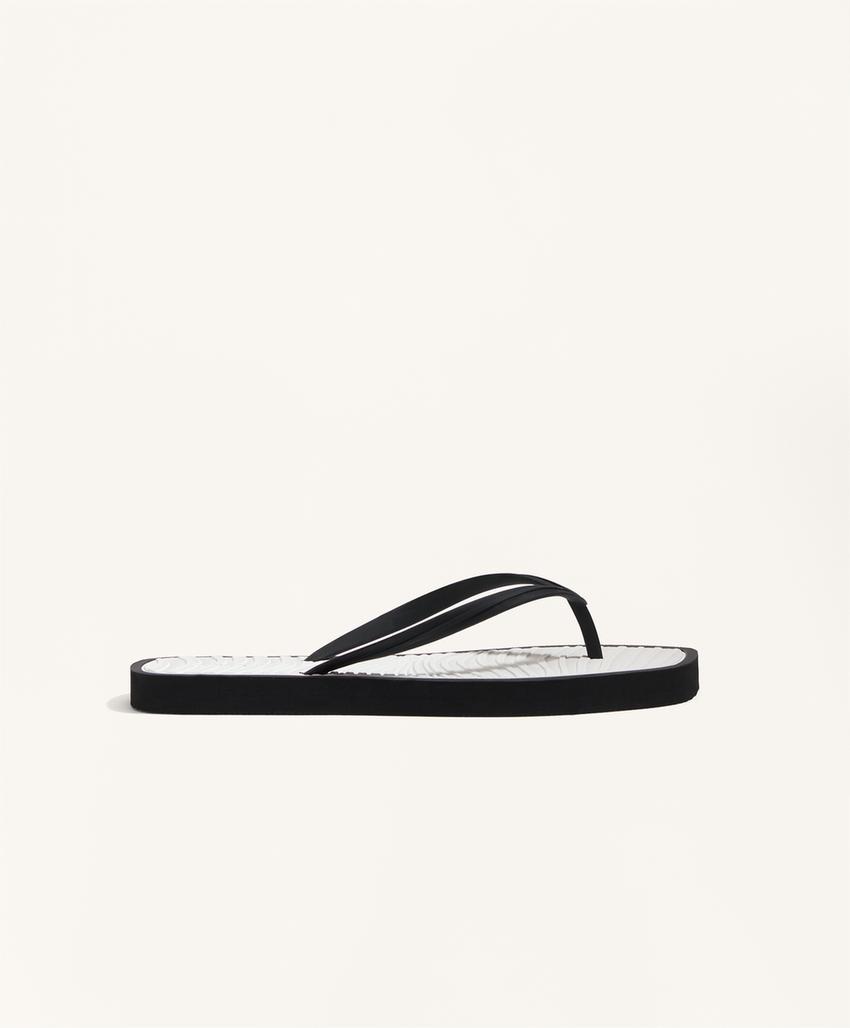 Chinelos de banho com textura