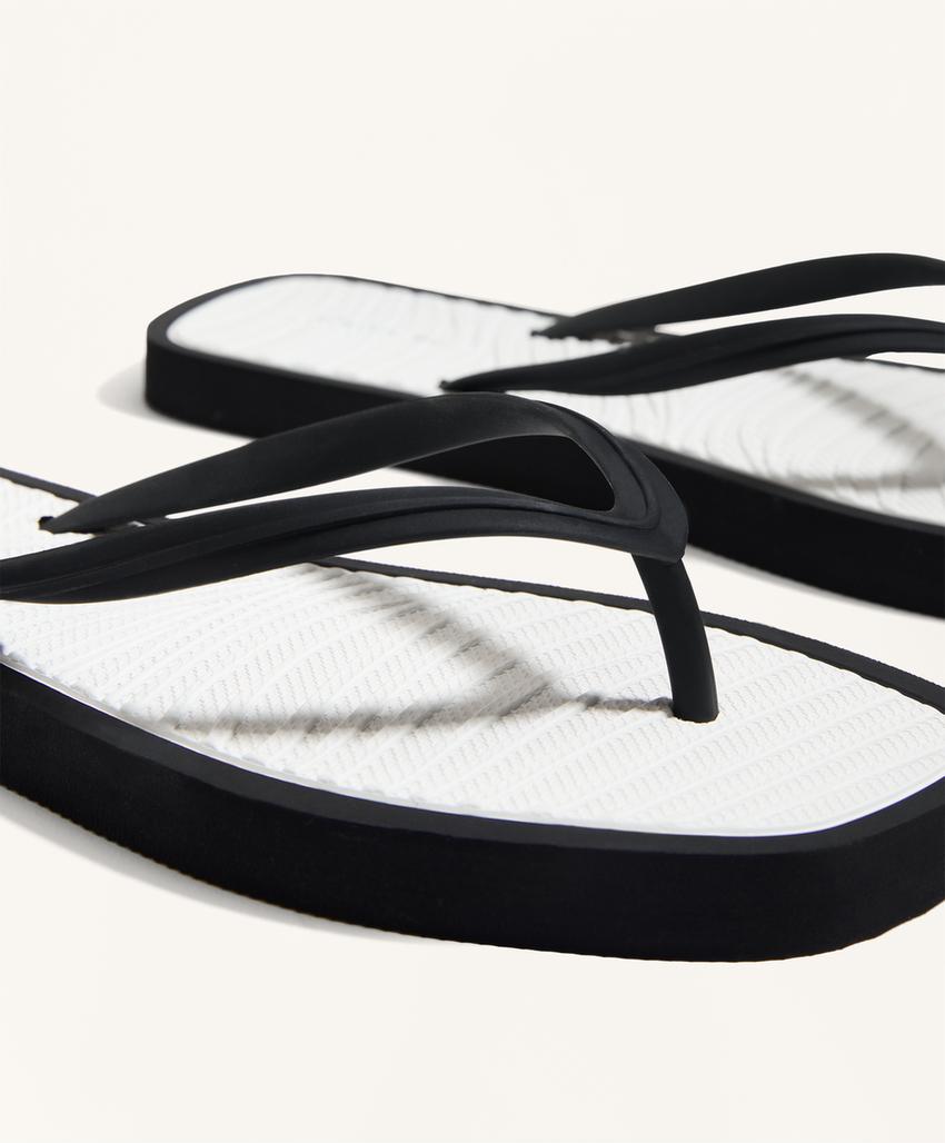 Chinelos de banho com textura