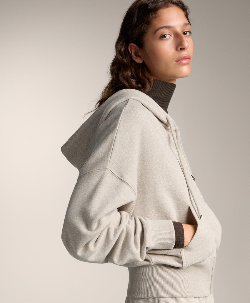 Широкий хлопковый джемпер с капюшоном и широкими рукавами