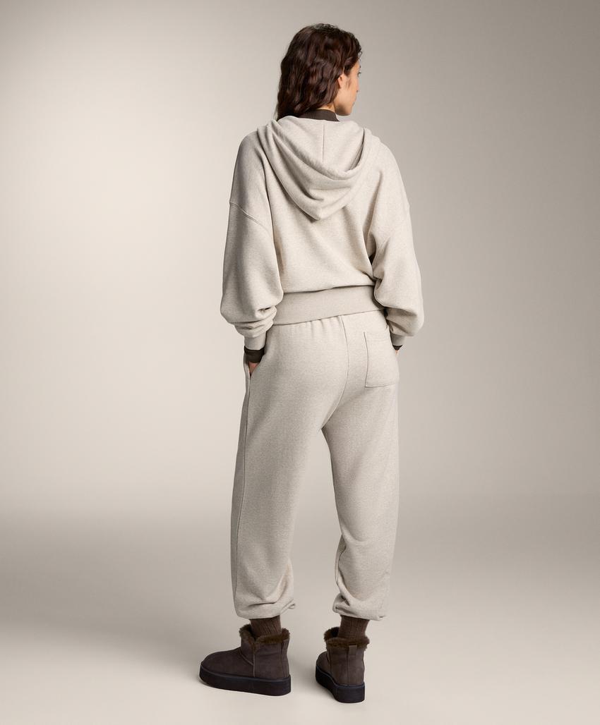 Широкий хлопковый джемпер с капюшоном и широкими рукавами