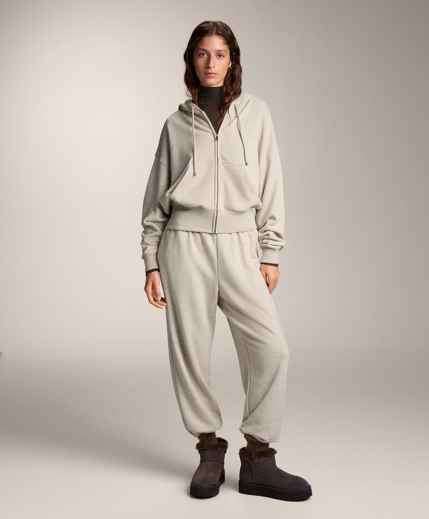 Широкий хлопковый джемпер с капюшоном и широкими рукавами