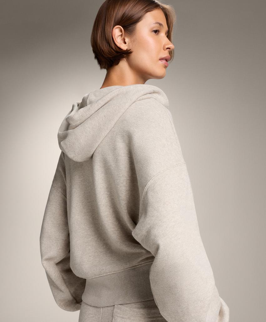 Широкий хлопковый джемпер с капюшоном и широкими рукавами