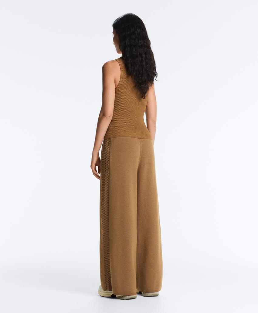 Вязаный топ без рукавов