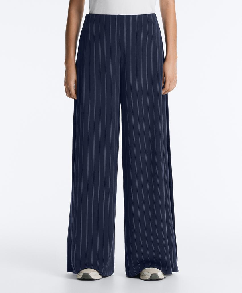 Широкие брюки из модала с мягкой на ощупь тканью и боковой складкой