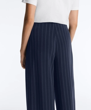 Широкие брюки из модала с мягкой на ощупь тканью и боковой складкой- Заказать в России