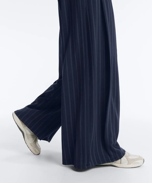 Широкие брюки из модала с мягкой на ощупь тканью и боковой складкой- Заказать в России