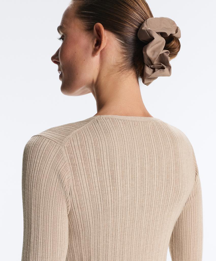 Вязаный кардиган в рубчик с завязками спереди